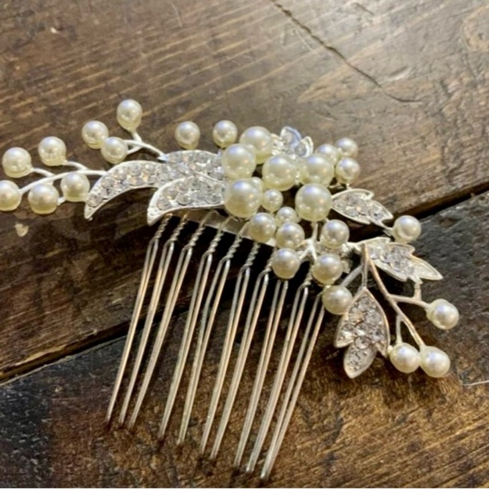 EUC Beautiful gemstone and pearl hair comb